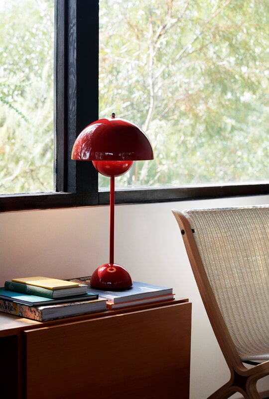 Tradition Flowerpot VP3 table lamp, vermilion red