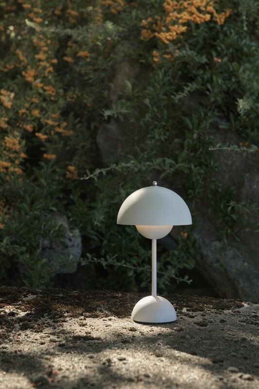 Flowerpot VP9 portable table lamp, matt white