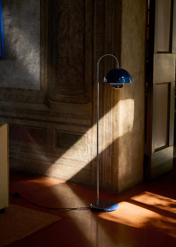 &Tradition Flowerpot VP12 lampe de sol, bleu acier, image décorative