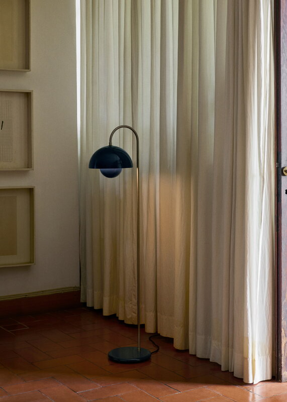 &Tradition Flowerpot VP12 lampe de sol, bleu acier, image décorative