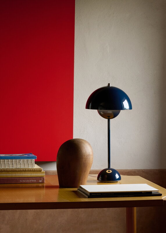 &Tradition Flowerpot VP3 table lamp, steel blue, decoration image