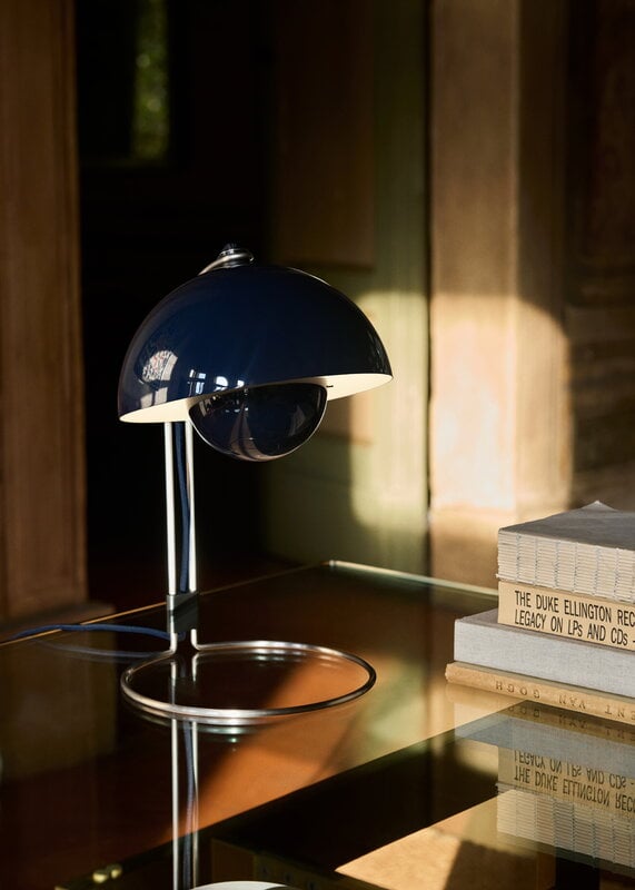 &Tradition Flowerpot VP4 table lamp, steel blue, decoration image