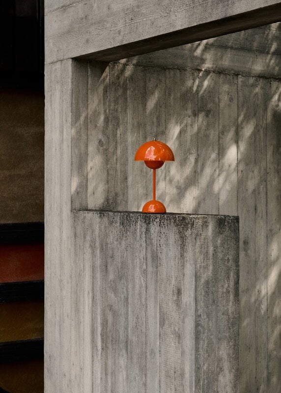 &Tradition Flowerpot VP9 portable table lamp, zesty orange, decoration image