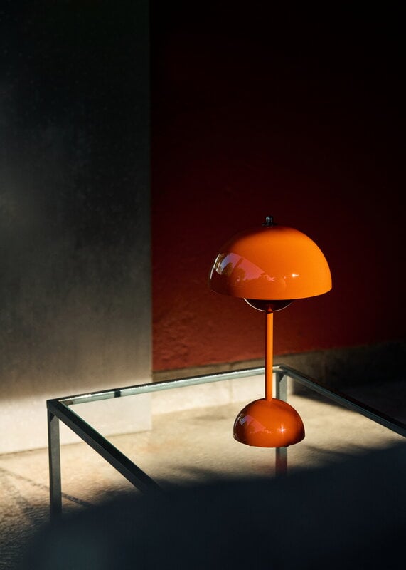 &Tradition Flowerpot VP9 portable table lamp, zesty orange