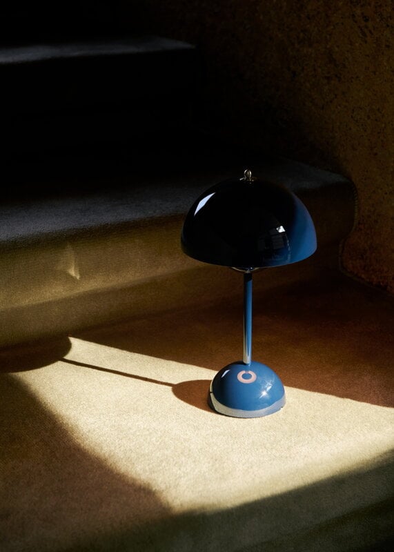 &Tradition Flowerpot VP9 portable table lamp, steel blue, decoration image