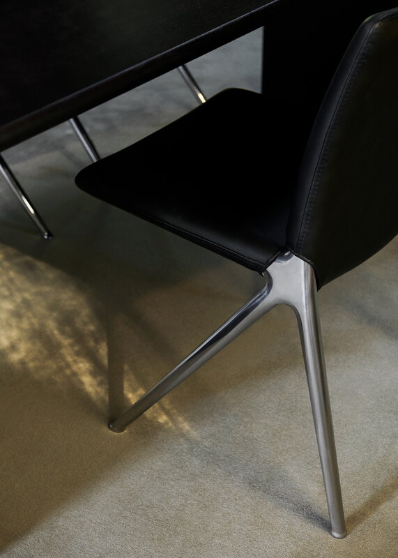 &Tradition Kape IF7 chaise, aluminium poli - cuir Noble noir, image décorative