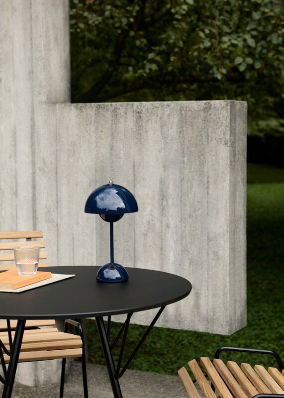 &Tradition Flowerpot VP9 portable table lamp, steel blue, decoration image