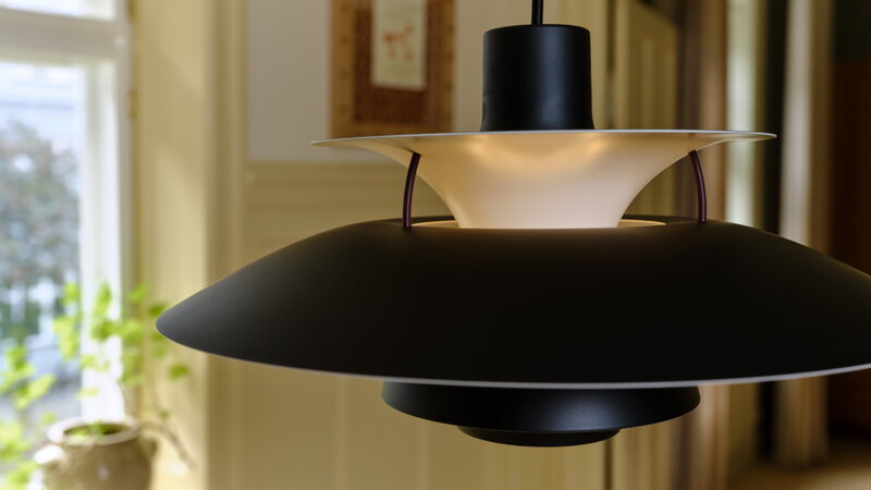 Louis Poulsen PH 5 riippuvalaisin, Black Edition 2025, sisustuskuva