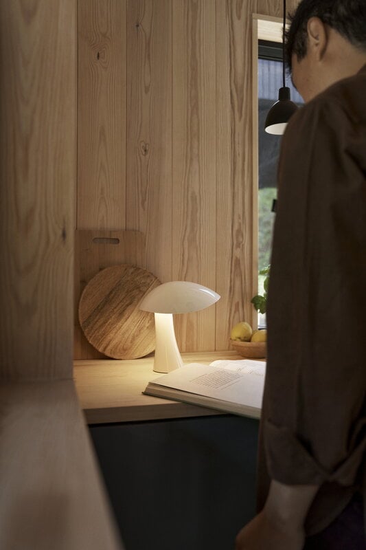 Louis Poulsen Rumee 220 lampe de table portable, blanc nuage, image décorative