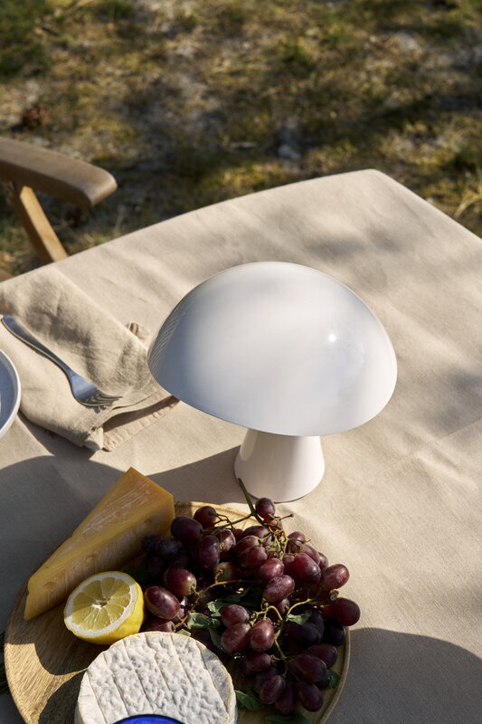 Louis Poulsen Rumee 220 lampe de table portable, blanc nuage, image décorative