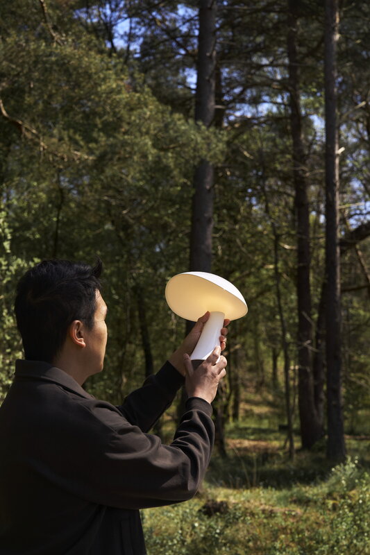 Louis Poulsen Rumee 220 lampe de table portable, blanc nuage, image décorative
