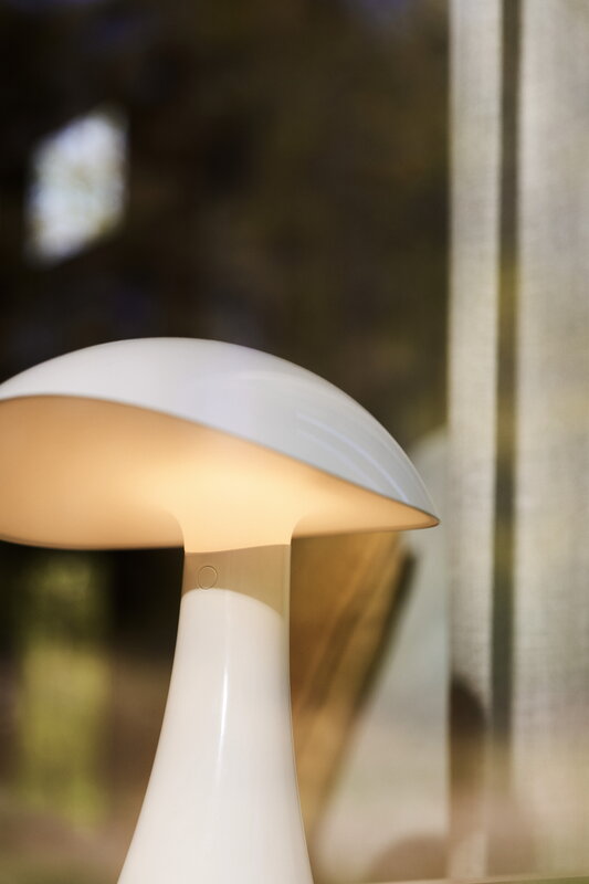 Louis Poulsen Rumee 220 lampe de table portable, blanc nuage, image décorative