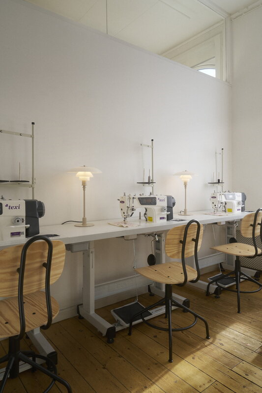 Louis Poulsen PH 3/2 pöytävalaisin, kiiltävä beige, näkymä 8