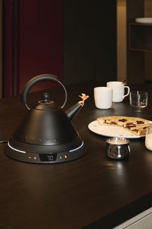 Alessi Bollitore elettrico MG32, nero, Anniversary 2025, immagine decorativa