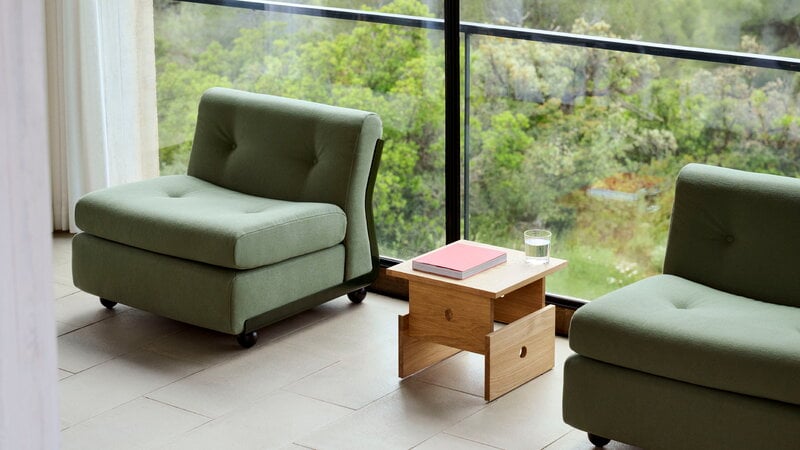 HAY 2-Sitzer Sofa Amanta, flasche grün - dunkelgrün, dekorationsbild