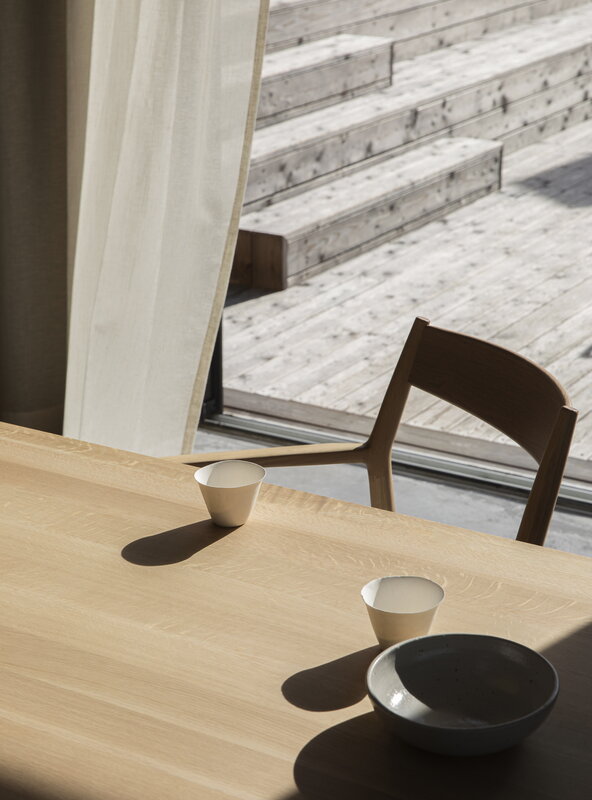 Karimoku Case N-DT01 dining table, 90 x 200 cm, lacquered oak, decoration image