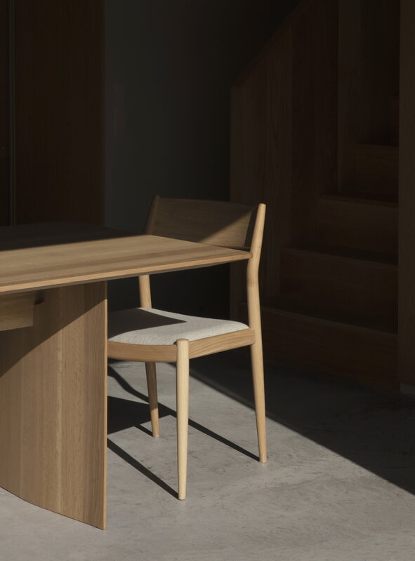 Karimoku Case N-DT01 dining table, 90 x 200 cm, lacquered oak, decoration image
