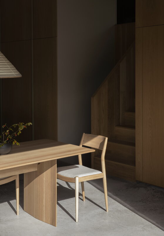 Karimoku Case N-DT01 dining table, 90 x 200 cm, lacquered oak, decoration image