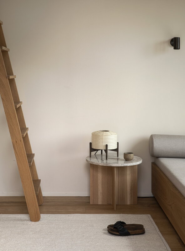 Karimoku Case N-ST01 side table, 50 x 50 cm, lacquered oak - marble, decoration image
