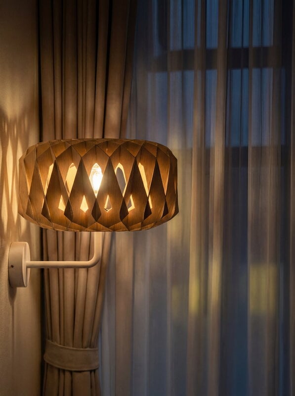 Pilke Lights Pilke Signature 25 varrellinen seinävalaisin, koivu, sisustuskuva