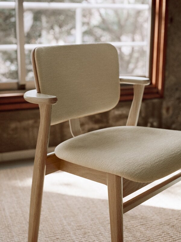 Artek Domus Stuhl, lackierte Eiche - Wow RE Creme/Weiß - Prestige Nougat, dekorationsbild