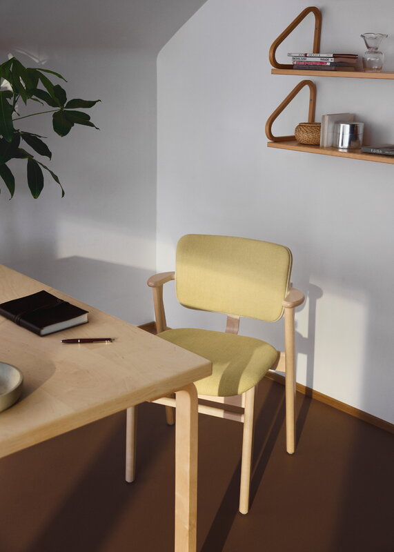 Artek Domus stol, lackerad björk - Hola canary - Prestige cream, dekorationsbild