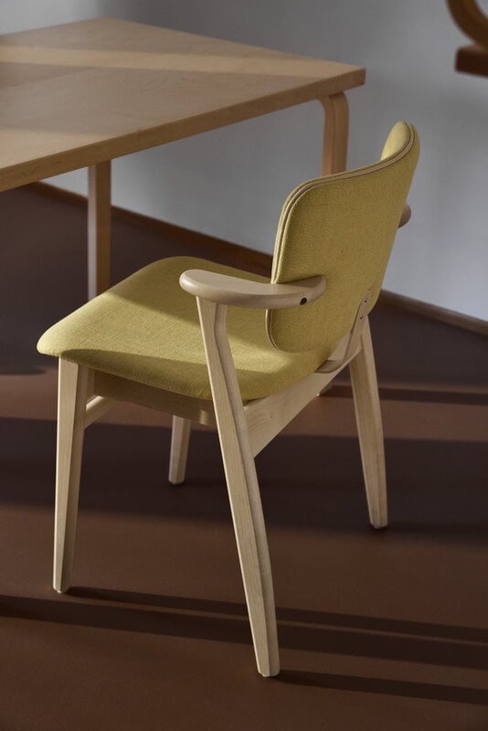 Artek Domus stol, lackerad björk - Hola canary - Prestige cream, dekorationsbild