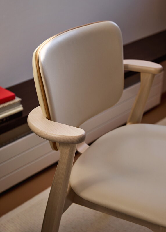 Artek Domus stol, lackerad björk - Prestige cream - Prestige nougat, dekorationsbild