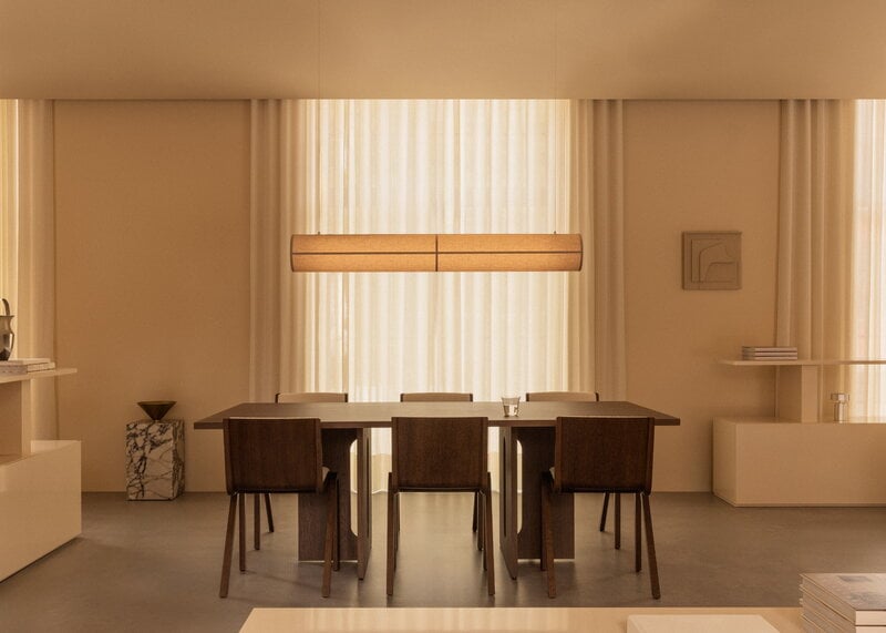 Audo Copenhagen Hashira Linear riippuvalaisin, raakapellava, sisustuskuva