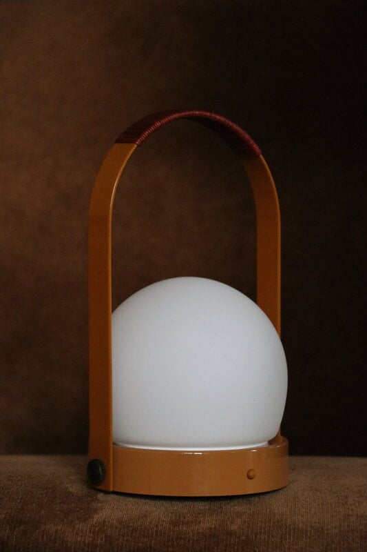 Audo Copenhagen Carrie lampe de table portable, Anniv. Ed., IP44, acier, brun doré - cuir, image décorative