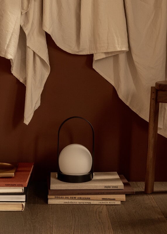 Audo Copenhagen Carrie lampe de table portable, Anniv. Ed., IP44, acier, noir - cuir, image décorative