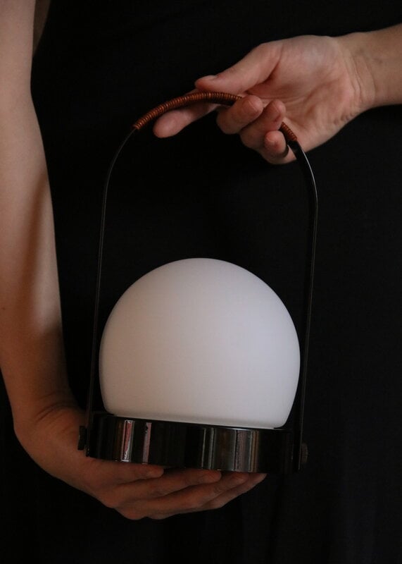 Audo Copenhagen Carrie lampe de table portable, Anniv. Ed., IP44, acier, noir - cuir, image décorative