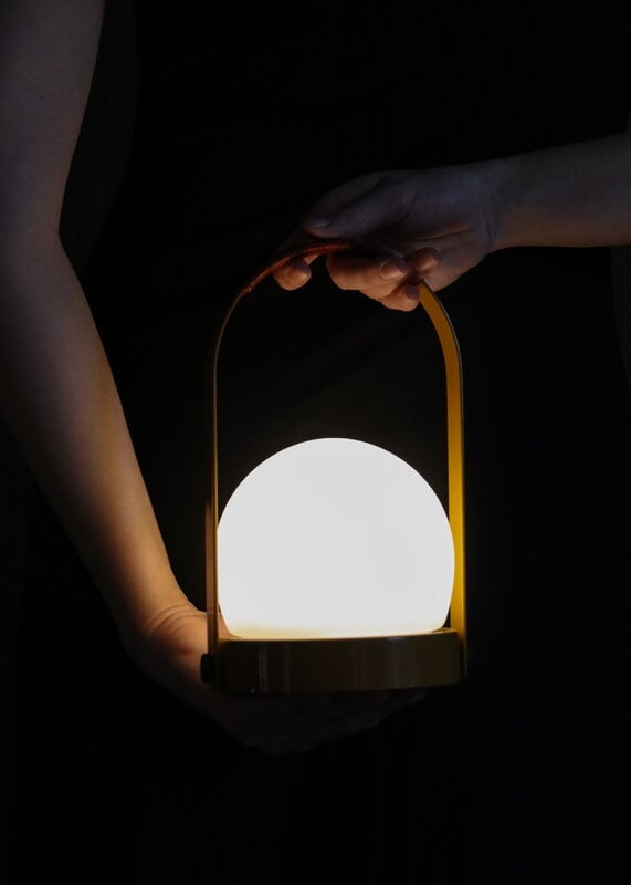 Audo Copenhagen Carrie lampe de table portable, Anniv. Ed., IP44, acier, brun doré - cuir, image décorative