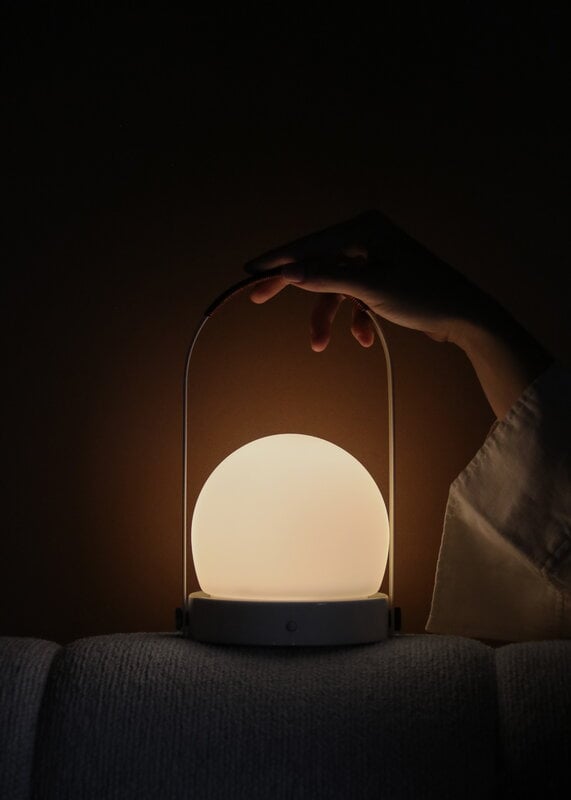 Audo Copenhagen Carrie lampe de table portable, Anniv. Ed., IP44, acier, bleu lin - cuir, image décorative