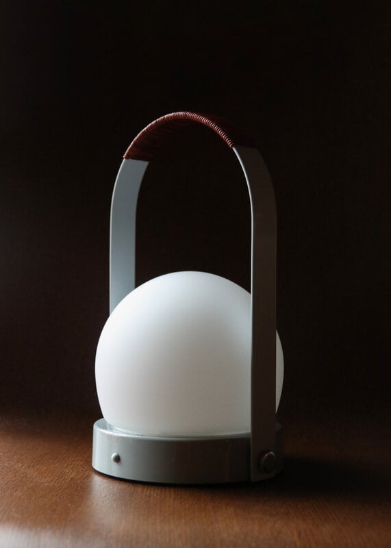 Audo Copenhagen Carrie lampe de table portable, Anniv. Ed., IP44, acier, bleu lin - cuir, image décorative