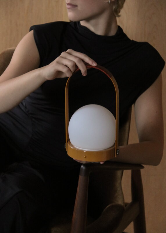 Audo Copenhagen Carrie lampe de table portable, Anniv. Ed., IP44, acier, brun doré - cuir, image décorative
