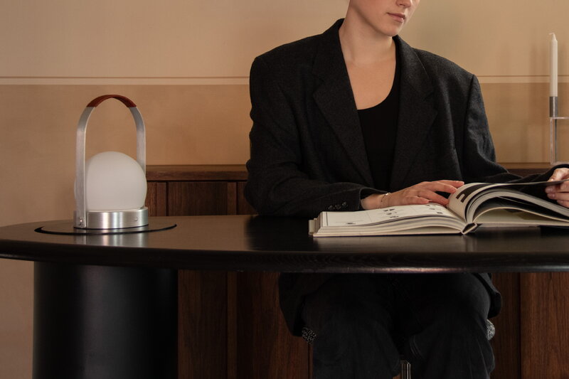 Audo Copenhagen Carrie lampe de table portable, Anniv. Ed., IP44, aluminium brossé - cuir, image décorative