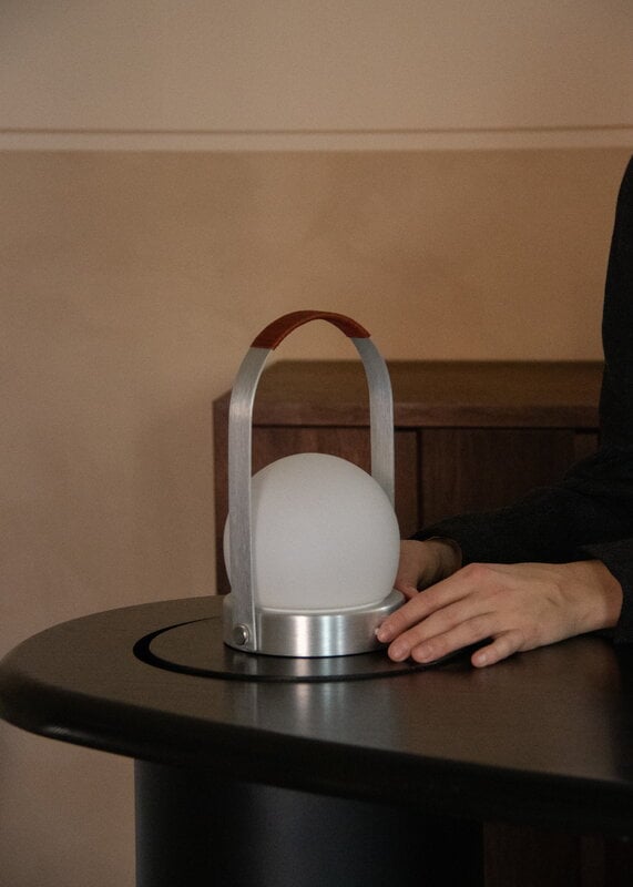 Audo Copenhagen Carrie lampe de table portable, Anniv. Ed., IP44, aluminium brossé - cuir, image décorative