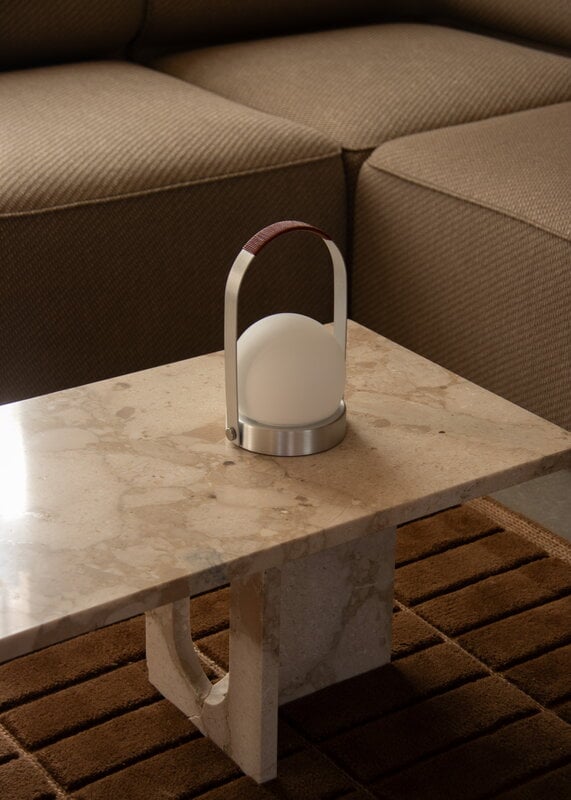 Audo Copenhagen Carrie lampe de table portable, Anniv. Ed., IP44, aluminium brossé - cuir, image décorative