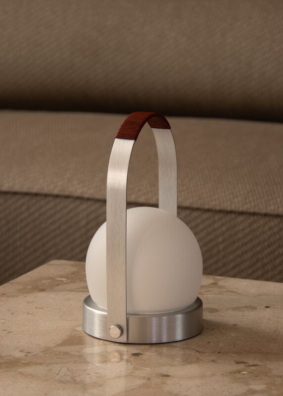Audo Copenhagen Carrie lampe de table portable, Anniv. Ed., IP44, aluminium brossé - cuir, image décorative