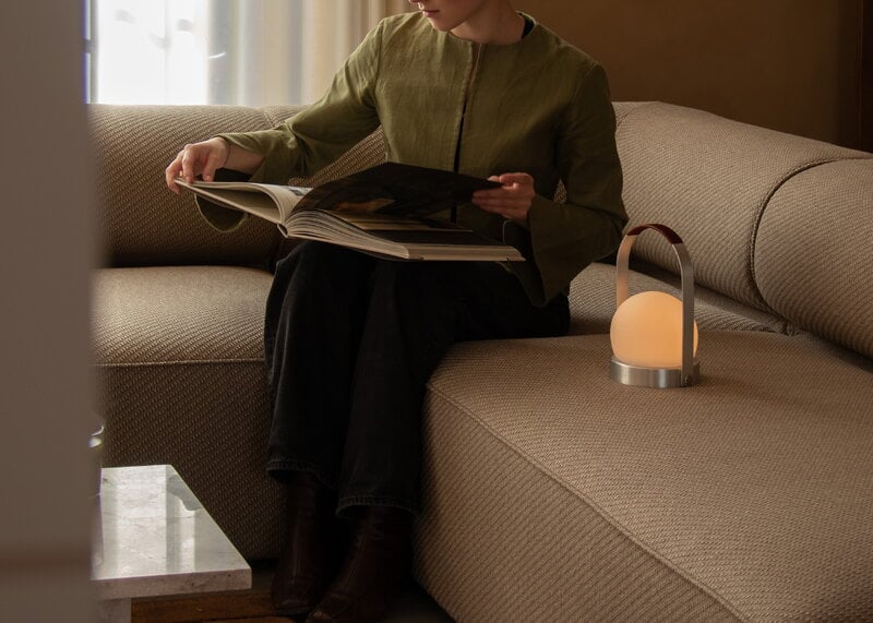 Audo Copenhagen Carrie lampe de table portable, Anniv. Ed., IP44, aluminium brossé - cuir, image décorative