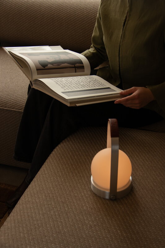Audo Copenhagen Carrie lampe de table portable, Anniv. Ed., IP44, aluminium brossé - cuir, image décorative