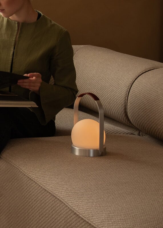 Audo Copenhagen Carrie lampe de table portable, Anniv. Ed., IP44, aluminium brossé - cuir, image décorative