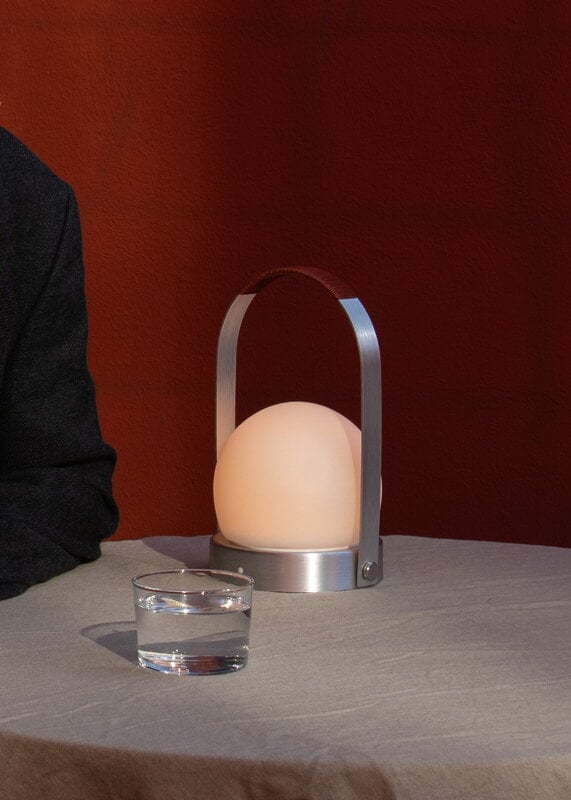 Audo Copenhagen Carrie lampe de table portable, Anniv. Ed., IP44, aluminium brossé - cuir, image décorative