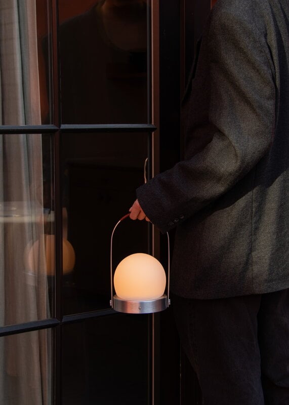 Audo Copenhagen Carrie lampe de table portable, Anniv. Ed., IP44, aluminium brossé - cuir, image décorative