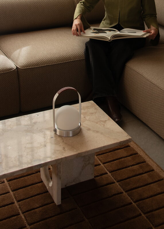 Audo Copenhagen Carrie lampe de table portable, Anniv. Ed., IP44, aluminium brossé - cuir, image décorative