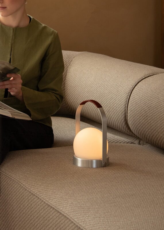 Audo Copenhagen Carrie lampe de table portable, Anniv. Ed., IP44, aluminium brossé - cuir, image décorative