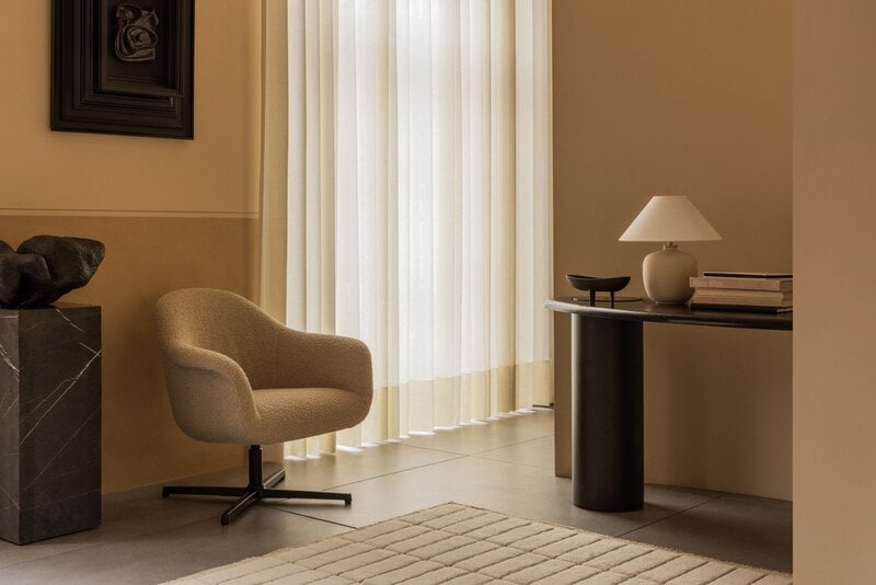 Audo Copenhagen Harbour lounge chair, swivel with return black - Baena 15 beige, decoration image