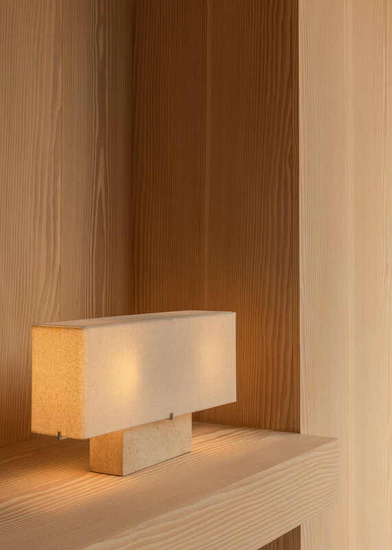 Audo Copenhagen Lampe de table Nonna, 30 cm, travertin sable - textile sable, image décorative