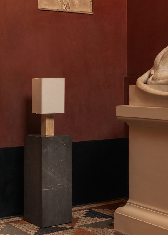 Audo Copenhagen Lampe de table Nonna, 49 cm, travertin sable - textile sable, image décorative